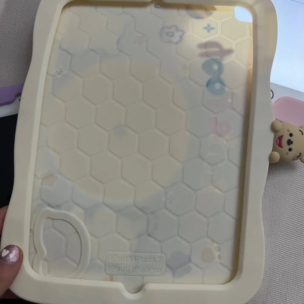 Ipad 5/6/pro Case: Winnie the Pooh new stand